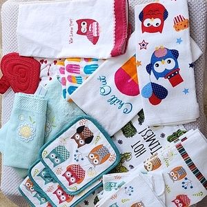 Bundle of decorative towels & pot holders